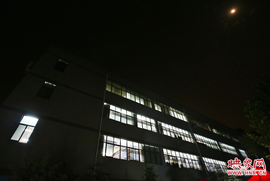 夜已深，燈火通明的大廳內(nèi)卻熱火朝天