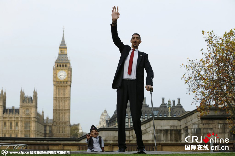 當(dāng)?shù)貢r(shí)間2014年11月13日，英國(guó)倫敦，世界上最矮的男子錢德拉·巴哈杜爾·唐吉與世界上最高的男子蘇