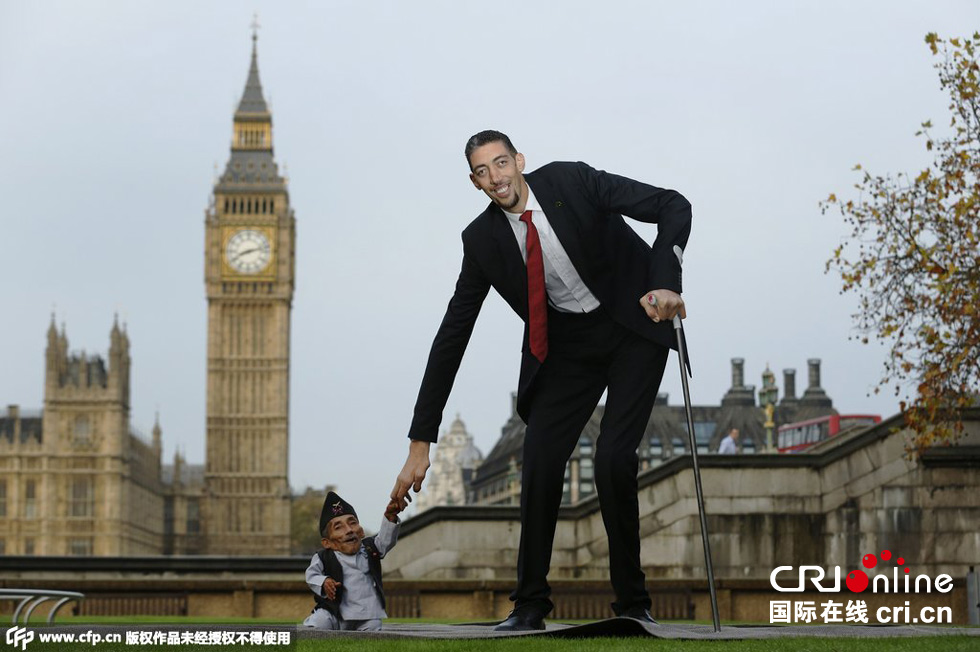 當(dāng)?shù)貢r(shí)間2014年11月13日，英國(guó)倫敦，世界上最矮的男子錢德拉·巴哈杜爾·唐吉與世界上最高的男子蘇