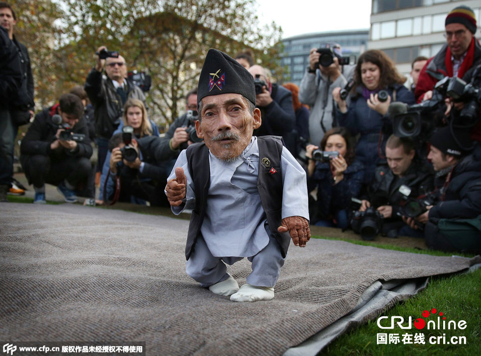 當(dāng)?shù)貢r(shí)間2014年11月13日，英國(guó)倫敦，世界上最矮的男子錢德拉·巴哈杜爾·唐吉與世界上最高的男子蘇