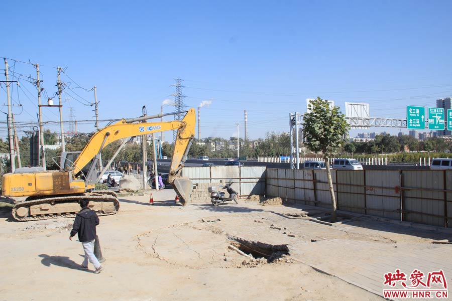 塌陷的面積約50平米,有兩個明顯大坑。