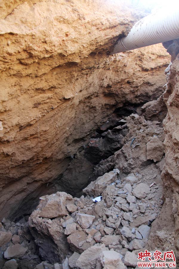 坑內(nèi)堆積著一些碎土和磚塊。