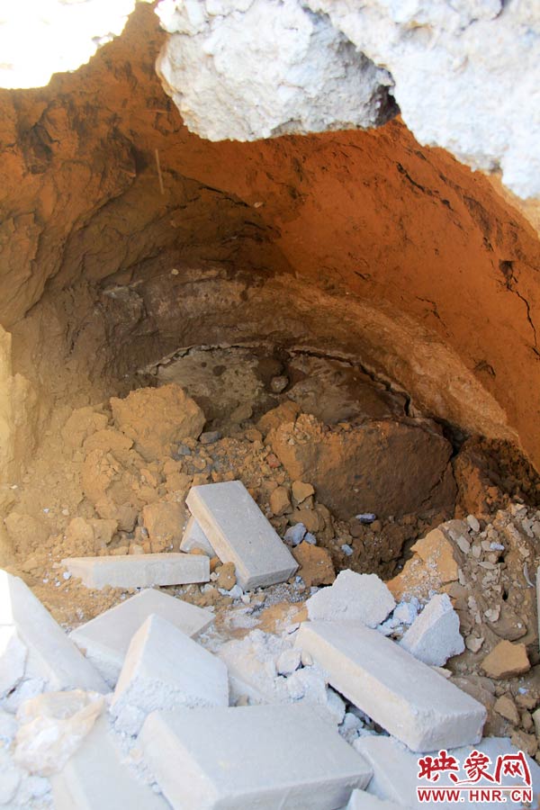 坑內(nèi)存有積水浸泡過的痕跡。