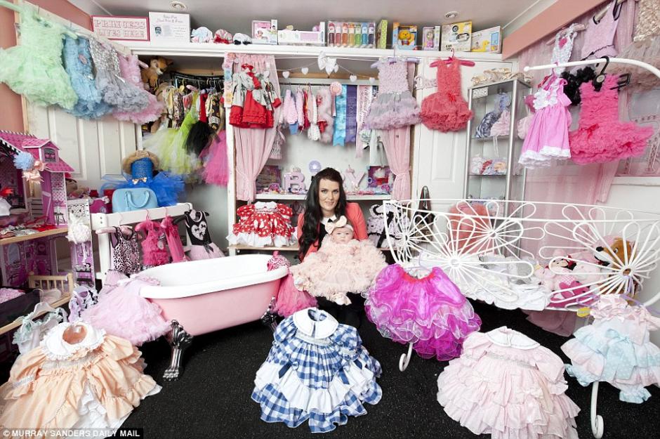 英5月大“名媛”寶寶名貴衣飾堆成山 英5月大“名媛”寶寶名貴衣飾堆成山