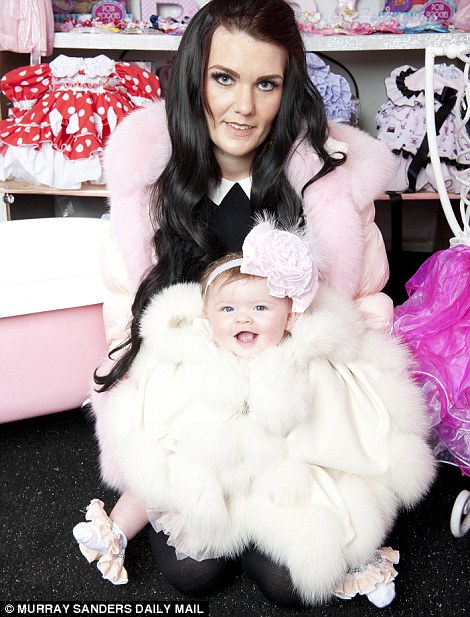 英5月大“名媛”寶寶名貴衣飾堆成山 英5月大“名媛”寶寶名貴衣飾堆成山