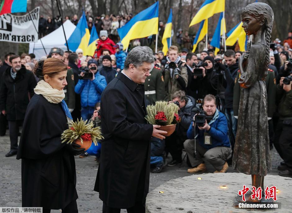 當(dāng)?shù)貢r(shí)間2014年11月22日，烏克蘭基輔，民眾舉行儀式紀(jì)念1932-1933烏克蘭大饑荒81周年