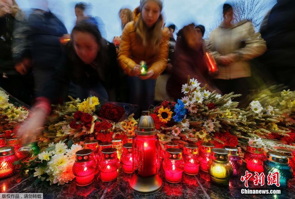 當(dāng)?shù)貢r(shí)間2014年11月22日，烏克蘭基輔，民眾舉行儀式紀(jì)念1932-1933烏克蘭大饑荒81周年