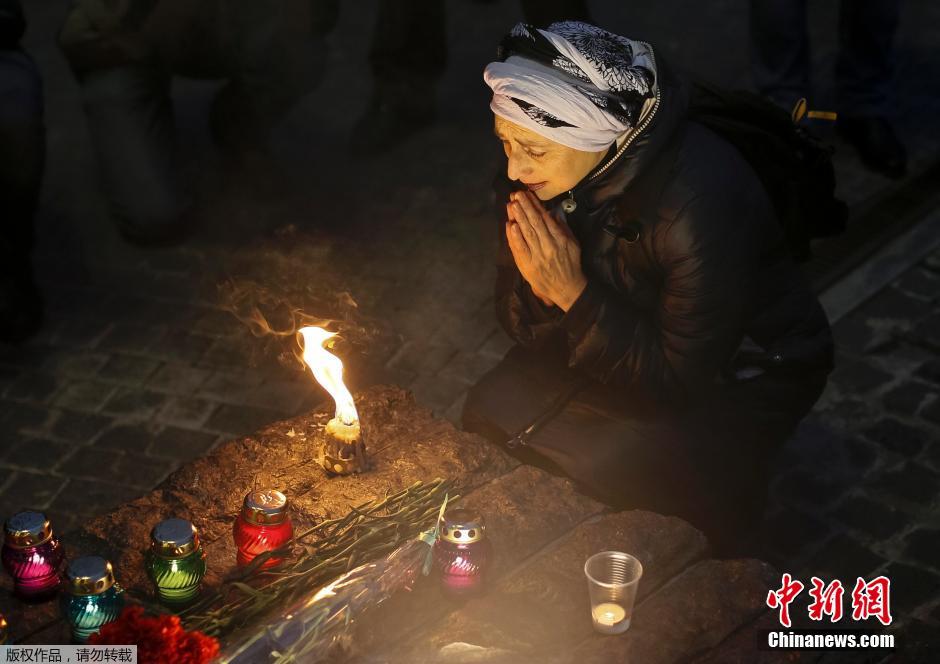 當(dāng)?shù)貢r(shí)間2014年11月22日，烏克蘭基輔，民眾舉行儀式紀(jì)念1932-1933烏克蘭大饑荒81周年