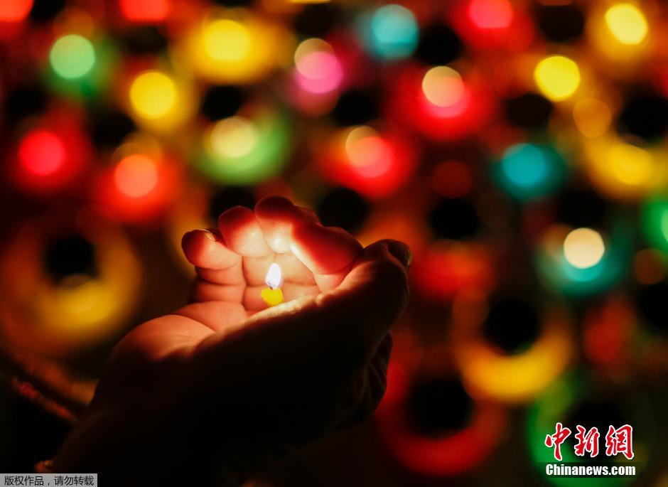 當(dāng)?shù)貢r(shí)間2014年11月22日，烏克蘭基輔，民眾舉行儀式紀(jì)念1932-1933烏克蘭大饑荒81周年