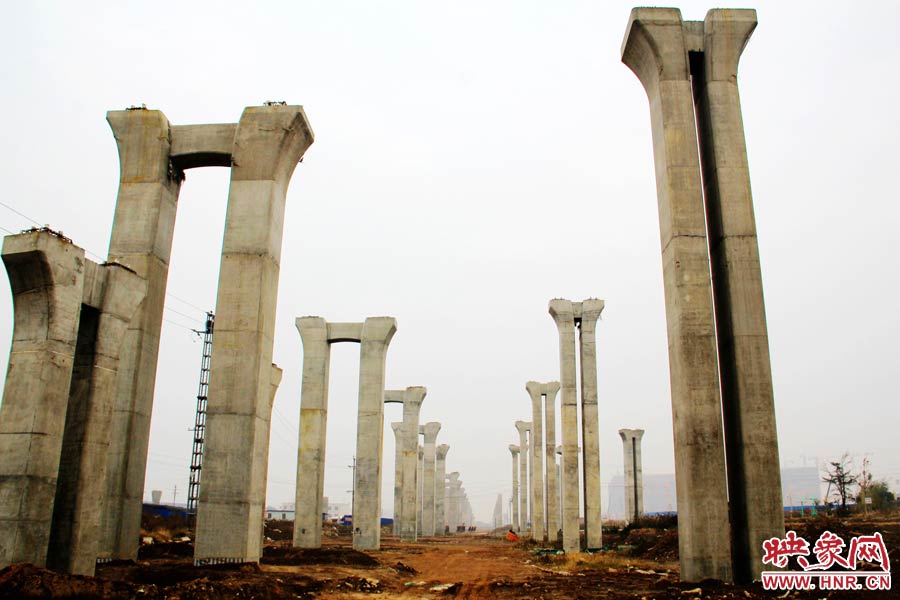 橋墩聳立，一片荒涼。