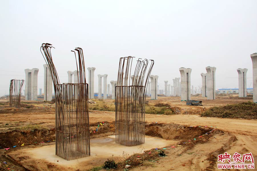 位于鄭州市南四環(huán)的京廣快速路南延工程已經(jīng)停工數(shù)月，現(xiàn)場(chǎng)幾百根橋墩已經(jīng)架起，場(chǎng)面甚是“震撼”。