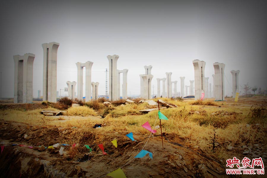 由于項(xiàng)目已經(jīng)停工數(shù)月，施工工地上很難見到工人，設(shè)備也很少，雜草叢生，顯得非?；臎?。