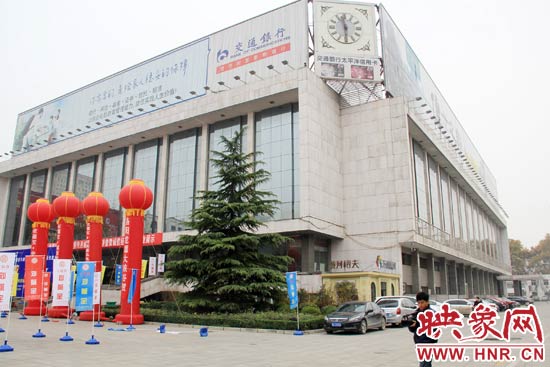 11月28日，記者從鄭州市政府獲悉，河南省人民會(huì)堂決定拆除違法存在10多年的巨型樓頂廣告。