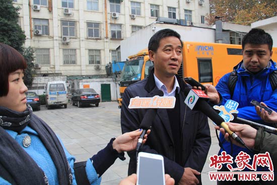 鄭州城市管理局行政執(zhí)法監(jiān)察支隊(duì)二大隊(duì)副大隊(duì)長(zhǎng)杜陸水就“河南省人民會(huì)堂違法戶外廣告”一事，接受媒體采訪