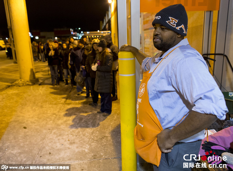 美國“黑色星期五”促銷啟動 民眾深夜宿營排隊搶購 美國“黑色星期五”促銷啟動 民眾深夜宿營排隊搶購