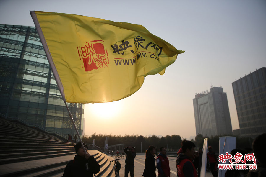 在映象網(wǎng)旗幟的召喚下，車(chē)友們匯聚在鄭東新區(qū)。