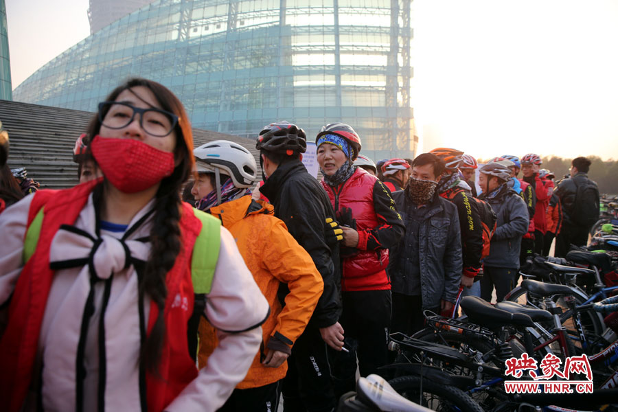 網(wǎng)友排隊(duì)領(lǐng)取映象網(wǎng)臂貼和旅游護(hù)照