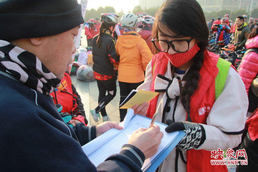 工作人員登記愛(ài)心網(wǎng)友的捐贈(zèng)信息