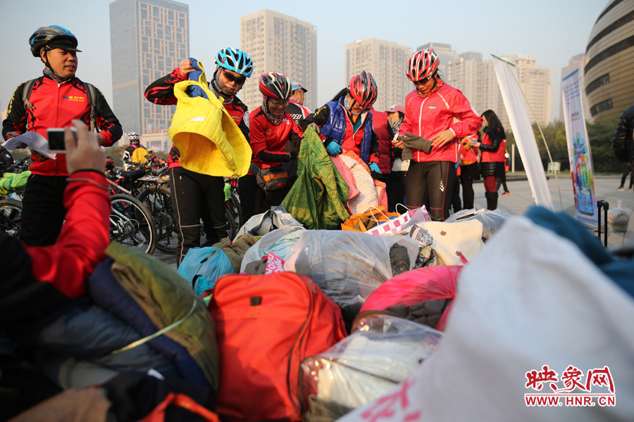 15捐贈(zèng)之前，再試穿一下老式花棉襖