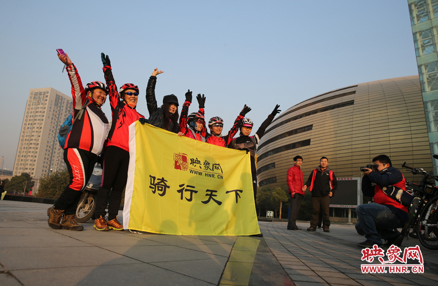 映象網(wǎng)騎行天下的車(chē)友，快樂(lè)寫(xiě)在臉上