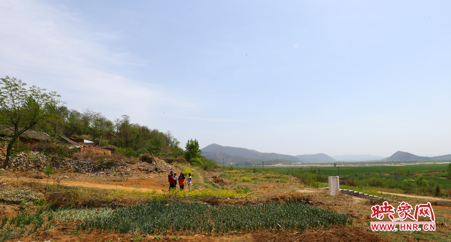 畫面左側(cè)的石井村是個(gè)只有十幾口人的小村，庫區(qū)移民搬遷時(shí)從遠(yuǎn)處低洼處遷到此