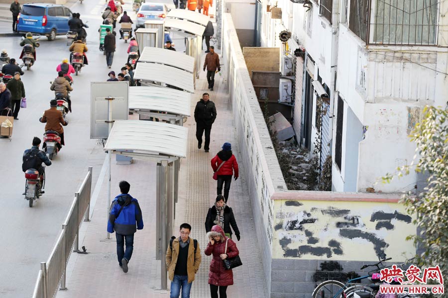 墻內(nèi)扔著垃圾，墻面上涂滿了牛皮癬小廣告，異常顯眼。