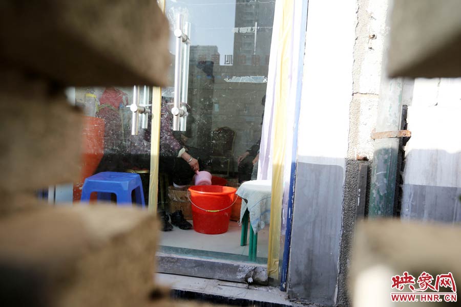 墻內(nèi)一家店面正常營業(yè)。