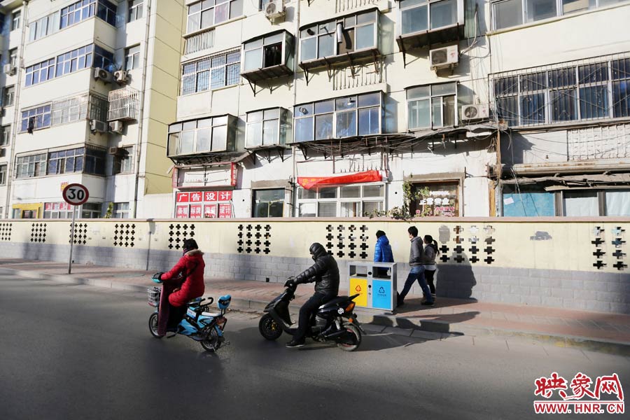 雖然墻內(nèi)的商戶已經(jīng)搬走，但一些門頭還沒撤下。