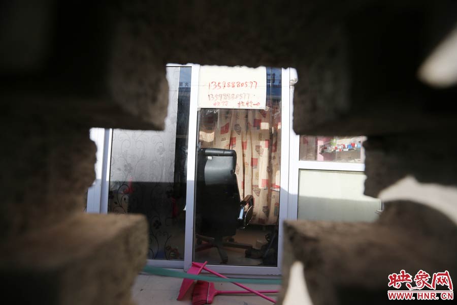 透過墻上的格子，可以看到里面的一切。