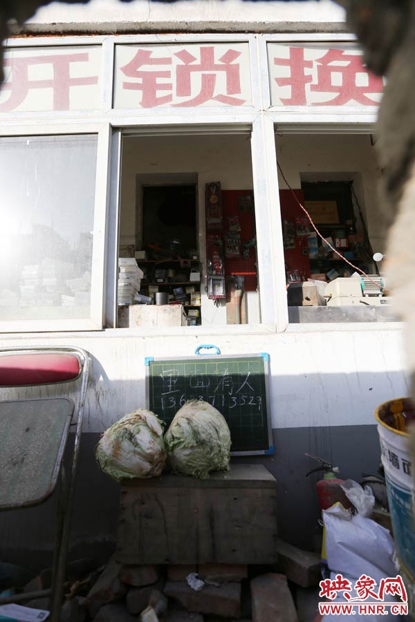 一家開鎖的商戶掛了一個牌子，上面寫著“里面有人”，提醒市民這里正常營業(yè)。