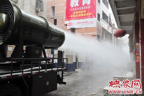 針對(duì)造成霧霾的主兇“建筑工地?fù)P塵”，“霧炮車(chē)”降塵除塵效果能到到80%。