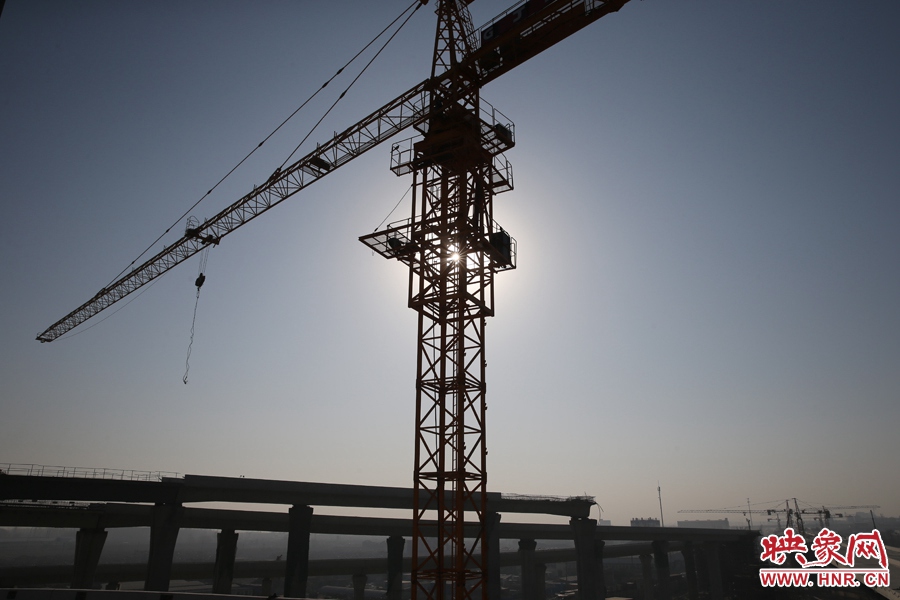 隴海高架與西四環(huán)立交仍在緊張施工中。