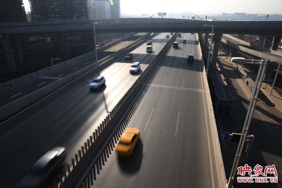 西三環(huán)從隴海高架下穿過。