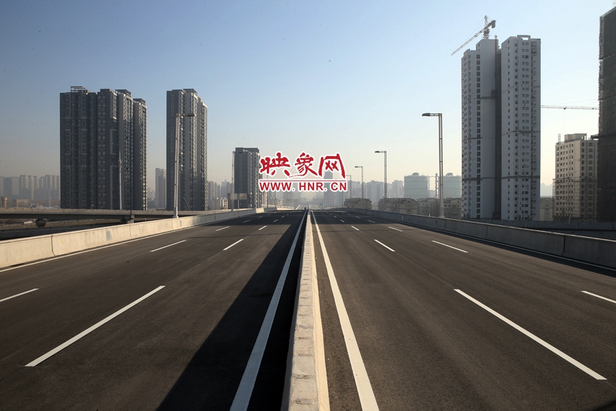 隴海高架過西三環(huán)進入市區(qū)。