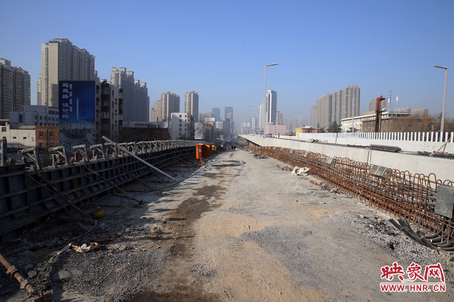 由西向東方向，嵩山南路出口以東，仍在緊張施工中。