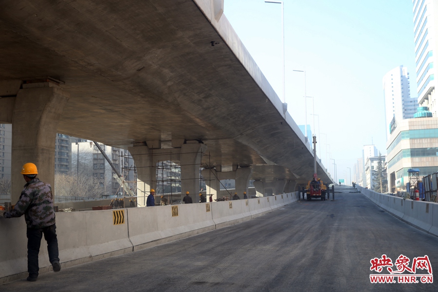 由西向東方向，嵩山南路出口以東，仍在緊張施工中。