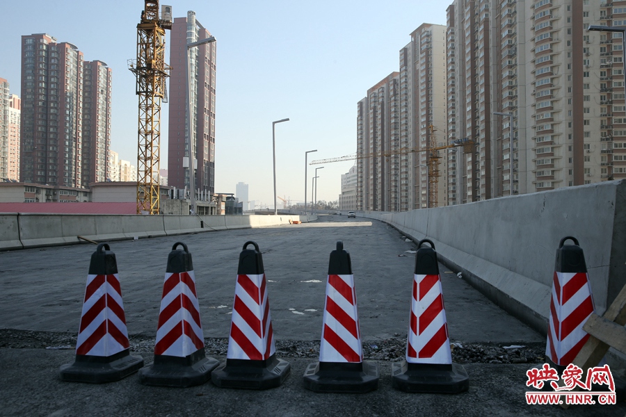 由西向東方向，嵩山南路出口以東，仍在緊張施工中。