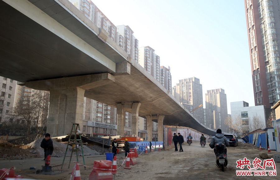 由西向東方向，嵩山南路出口以東，仍在緊張施工中。