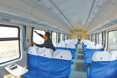 硬座車廂 藍(lán)色座套，清清爽爽。