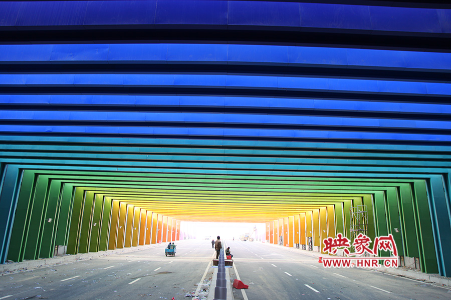 出隧道時由顏色過渡為紫色。