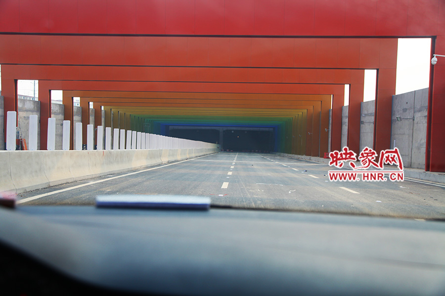 進隧道時，由明到暗。