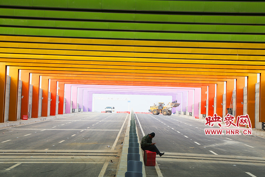 圖為一工人在隧道內休息。