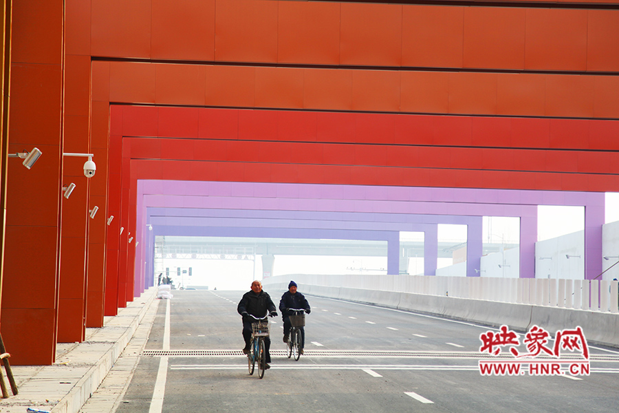 兩位老人騎自行車通過。