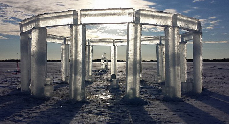 5名美國(guó)人制造冰柱版巨石陣。（網(wǎng)頁截圖）