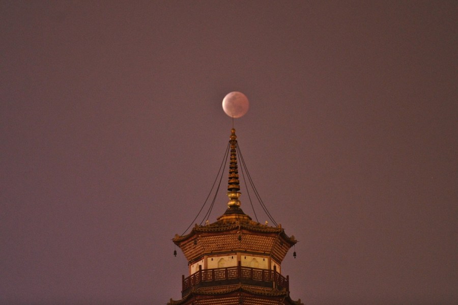4月4日，廣東省廣州市，月全食與赤崗塔。（二次曝光）石榴/CFP