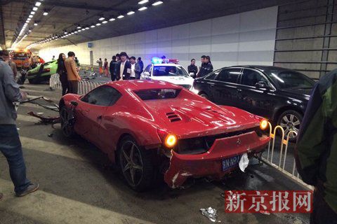 一輛蘭博基尼與一輛法拉利發(fā)生事故，現(xiàn)場狀況慘烈