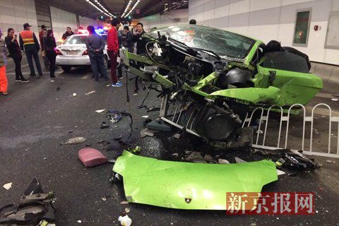 一輛蘭博基尼與一輛法拉利發(fā)生事故，現(xiàn)場狀況慘烈