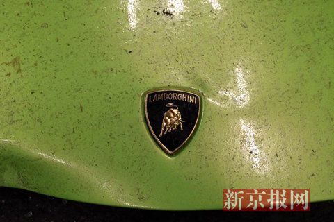 一輛蘭博基尼與一輛法拉利發(fā)生事故，現(xiàn)場狀況慘烈