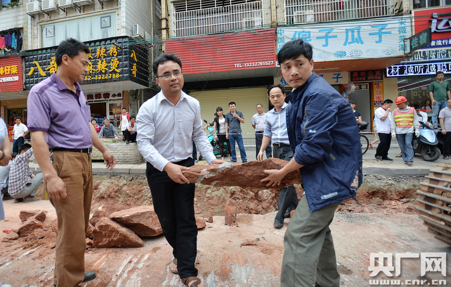 一旦發(fā)現(xiàn)恐龍蛋化石，及時(shí)上報(bào)，通知公安和文物部門進(jìn)行保護(hù)。