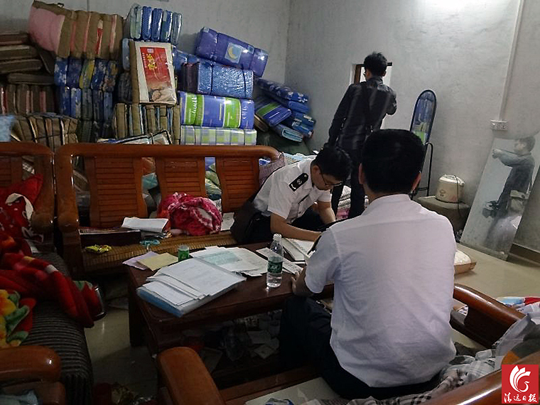 執(zhí)法人員對(duì)“黑心棉”窩點(diǎn)進(jìn)行登記取證。